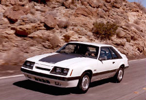 FORD_MUSTANG/1985mustgthatchwhite.jpg