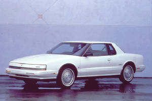 OLDSMOBILE_TORONADO/1992oldstorowhte.jpg